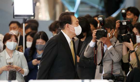 윤석열 대통령이 2일 서울 용산 대통령실 청사로 출근하며 취재진 질문에 답변한 후 집무실로 향하고 있다. [사진=뉴시스]