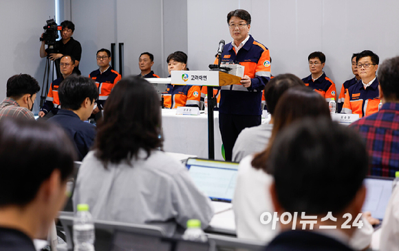 고려아연이 24일 오전 서울 종로구 그랑서울에서 개최한 기자회견에서 이제중 고려아연 부회장이 입장을 밝히고 있다.