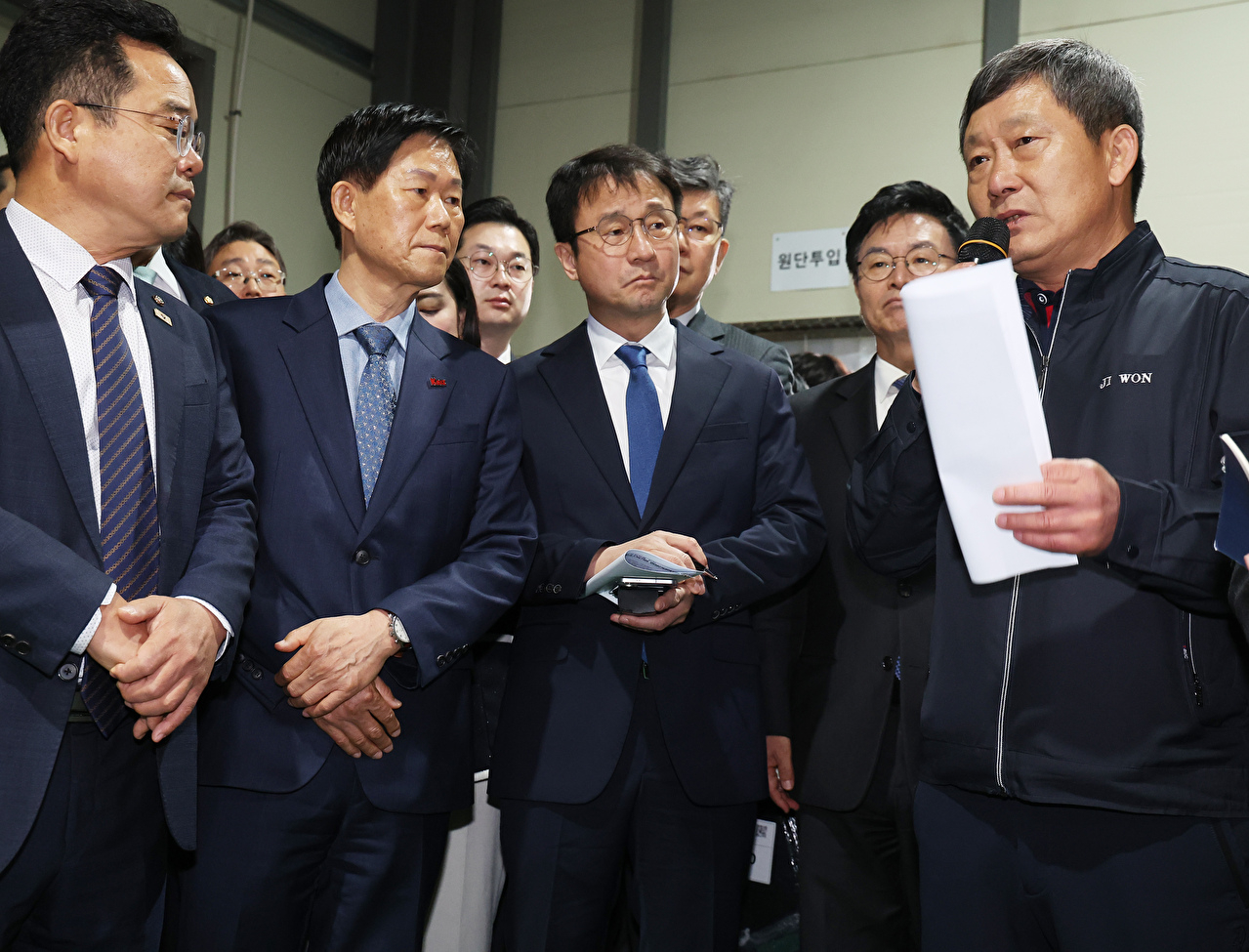 더불어민주당 한병도 원내대표가 27일 경기도 광주시 한 플라스틱 제품 제조 기업에서 열린 중동 상황 민생 현안 긴급 대응 및 상생 협력을 위한 현장 간담회에서 공장을 둘러보며 관계자 설명을 듣고 있다. 2026.3.27 [사진=연합뉴스]