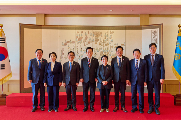 이재명 대통령이 18일 용산 대통령실에서 열린 더불어민주당 대전, 충남 국회의원 오찬 간담회 참석자들과 기념촬영을 하고 있다. 2025.12.18 [대통령실 제공. 재판매 및 DB 금지] [사진=연합뉴스]