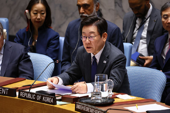 이재명 대통령이 24일(현지시간) 미국 뉴욕 유엔본부에서 안전보장이사회 공개 토의를 주재하고 있다. 한국 정상이 안보리 공개토의를 주재한 것은 처음으로, 이는 한국이 올해 안보리 의장국을 맡은 데 따른 것이다. 2025.9.25 [사진=연합뉴스]