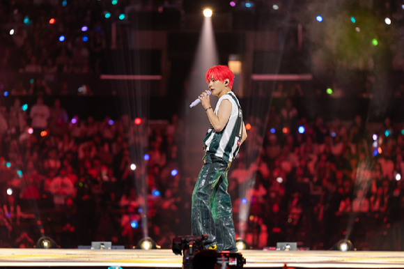 그룹 샤이니 키가 지난 1일(현지시간)부터 3일까지 미국 로스앤젤레스 크립토닷컴 아레나에서 열린 K-팝 팬&아티스트 페스티벌 '케이콘 엘에이 2025(KCON LA 2025)' 무대에서 열띤 공연을 펼치고 있다. [사진=CJ ENM]