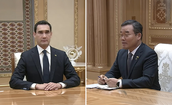 세르다르 베르디무하메도프 투르크메니스탄 대통령(사진 왼쪽)을 예방하고 있는 김보현 대우건설 사장 [사진=투르크메니스탄 공식 유튜브 채널 'Watan habarlary']