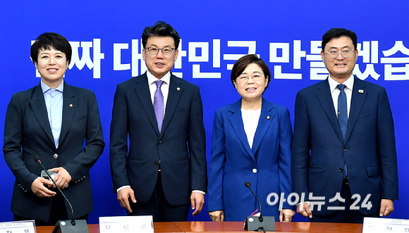 더불어민주당 진성준 정책위의장, 이정문 수석부의장, 국민의힘 김정재 정책위의장, 김은혜 원내정책수석부대표가 7일 오전 서울 여의도 국회에서 열린 여야 정책위의장 상견례에서 기념촬영을 하고 있다.왼쪽부터 국민의힘 김은혜 원내정책수석부대표 겸 정책위 수석부의장, 더불어민주당 진성준 정책위의장, 국민의힘 김정재 정책위의장, 더불어민주당 이정문 정책위 수석부의장 [사진=곽영래 기자]