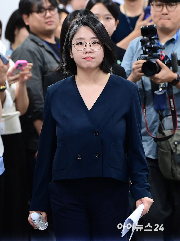 용혜인 성평등가족부 장관 후보자가 10일 서울 여의도 국회 소통관에서 입장 발표 기자회견을 위해 입장하고 있다. [사진=정소희 기자]
