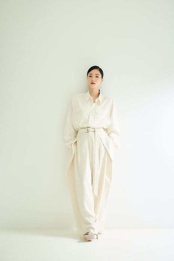 배우 전여빈이 영화 '거미집'(감독 김지운) 인터뷰에 앞서 포즈를 취하고 있다. [사진=바른손이앤에이]