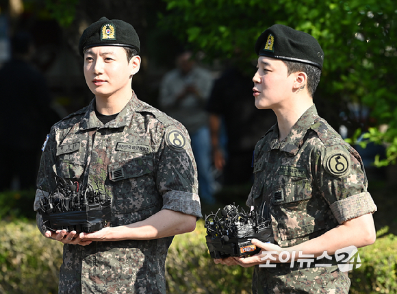 그룹 방탄소년단(BTS) 지민, 정국이 육군 현역으로 군 복무를 마치고 만기 전역했다.11일 오전 경기 연천군 연천공설운동장에서 진행된 전역 행사에서 방탄소년단 지민, 정국이 전역 소감을 밝히고 있다. [사진=곽영래 기자]
