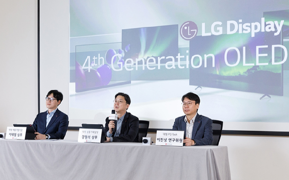 정철동 LG디스플레이 사장이 16일 서울 강서구 LG사이언스파크에서 열린 OLED 4세대 기술 공개회에서 환영사를 하고 있다. [사진=LG디스플레이]