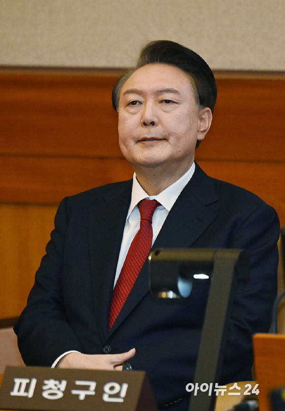 윤석열 대통령이 6일 서울 종로구 헌법재판소 대심판정에서 열린 탄핵 심판 6차 변론에 출석하고 있다. [사진=사진공동취재단]