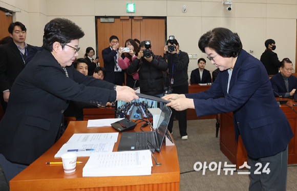 이혜훈 기획예산처 장관 후보자가 23일 오전 서울 여의도 국회 재정경제기획위원회에서 열린 인사청문회에서 임이자 위원장에게 선서문을 전달하고 있다. [사진=곽영래 기자]