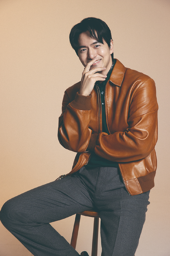 배우 이진욱이 JTBC 토일드라마 '에스콰이어' 인터뷰에 앞서 포즈를 취하고 있다. [사진=BH엔터테인먼트]
