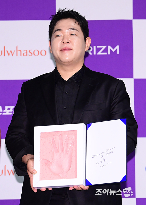 방송인 문상훈이 7일 서울 용산구 CGV 아이파크몰에서 진행된 '제5회 청룡 시리즈 어워즈' 핸드프린팅 행사에 참석하고 있다. [사진=정소희 기자]