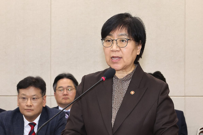 한국제약바이오협회가 10일 제1차 이사회를 열고, 정부가 추진 중인 국산 전문의약품(제네릭) 중심의 대규모 약가 인하 정책 유예를 촉구하는 결의문을 낭독하고 있다. 2026.02.10 [사진=한국제약바이오협회 제공]