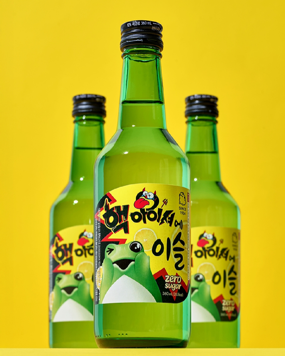 하이트진로가 오리온의 '핵아이셔'와 협업한 한정판 소주 '핵아이셔에이슬'을 출시한다. [사진=하이트진로 제공]