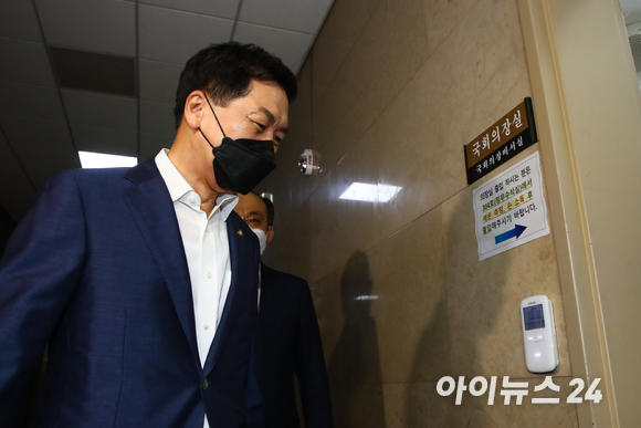 25일 오전 국민의힘 김기현 원내대표가 '언론중재법 개정안'의 본회의 의결과 관련해 박병석 국회의장과 면담을 위해 의장실로 들어가고 있다.