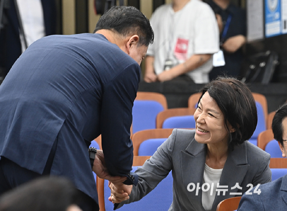 국민의힘 김태규, 이진숙 의원이 10일 서울 여의도 국회에서 열린 2026 원내대표 선출 의원총회에서 인사를 하고 있다. [사진=곽영래 기자]