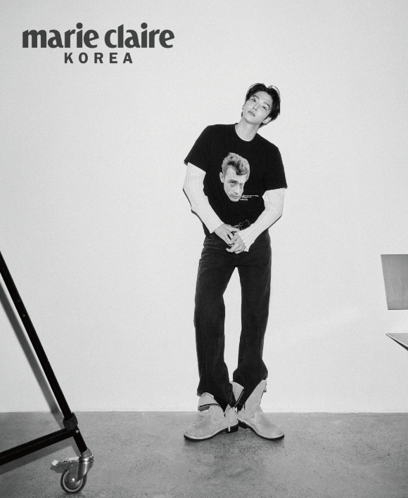 배우 로운이 입대 전 마지막 화보 촬영에서 포즈를 취하고 있다. [사진=마리끌레르]