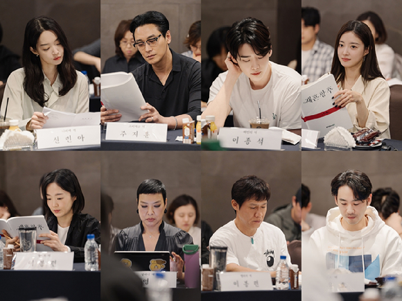 신민아, 주지훈, 이종석, 이세영, 이봉련, 박호산, 정영주, 남윤호가 '재혼 황후' 대본리딩에 임하고 있다. [사진=월트디즈니 컴퍼니 코리아]