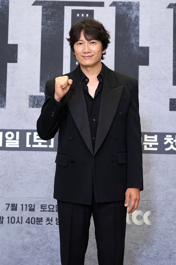 배우 지성이 JTBC 토일드라마 '아파트' 제작발표회에서 포즈를 취하고 있다. [사진=JTBC]