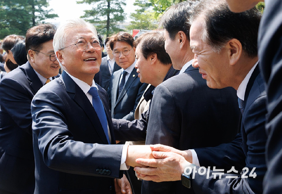 문재인 전 대통령 내외, 우원식 국회의장과 참석자들이 25일 오후 서울 여의도 국회 도서관에서 열린 4.27 판문점선언 7주년 기념식에 참석하고 있다. [사진=곽영래 기자]