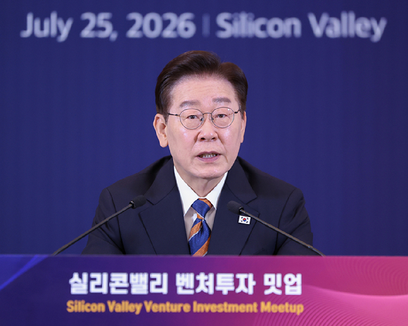 이재명 대통령이 25일(현지시간) 미국 샌프란시스코 한 호텔에서 열린 실리콘밸리 벤처투자 밋업에서 발언하고 있다. [사진=연합뉴스]