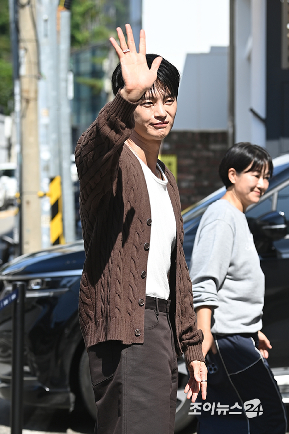 배우 서인국이 26일 오후 서울 용산구 한남동 플래그십 스토어에서 열린 클래식 라이프스타일 브랜드 세르지오 타키니 한남 플래그십 스토어 오픈 기념 포토콜 행사에 참석하고 있다. [사진=문수지 기자]