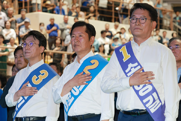 더불어민주당 김민석&middot;정청래&middot;송영길 당 대표 후보가 15일 전남광주 나주시 나주종합스포츠파크 다목적체육관에서 열린 민주당 대표&middot;최고위원 전남광주 합동연설회에 참석해 기념 촬영하고 있다. 2026.8.15 [사진=연합뉴스]