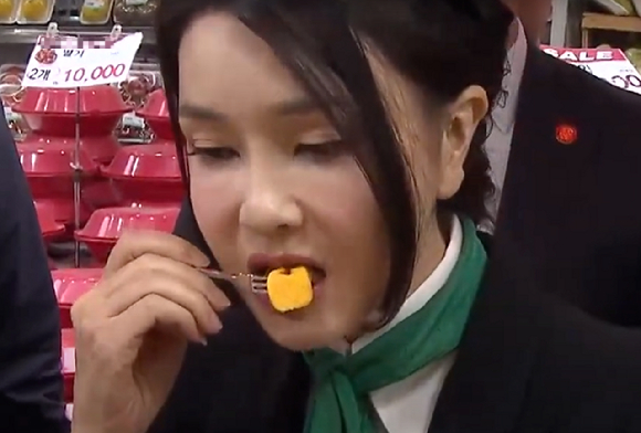 윤석열 전 대통령의 배우자 김건희 씨가 구속된 가운데, 그가 수감된 구치소의 식단이 주목받고 있다. 사진은 김 씨. [사진=유튜브 @YTN]