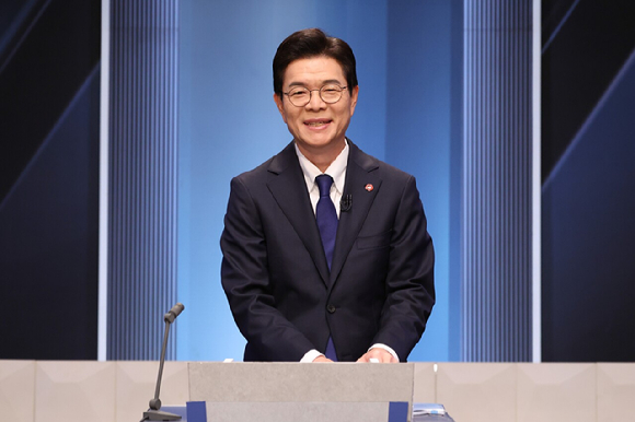 정원오 더불어민주당 서울시장 예비후보가 지난 3일 서울 여의도 KBS 스튜디오에서 열린 더불어민주당 서울시장 본경선 후보자 2차 합동토론회에서 토론을 준비하고 있다. [사진=국회사진기자단]