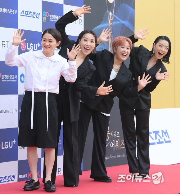 셀럽파이브 김신영-신봉선-송은이-안영미가 19일 인천광역시 중구 파라다이스시티에서 열린 '제1회 청룡시리즈어워즈' 시상식에 참석해 레드카펫을 밟고 있다. [사진=정소희 기자]