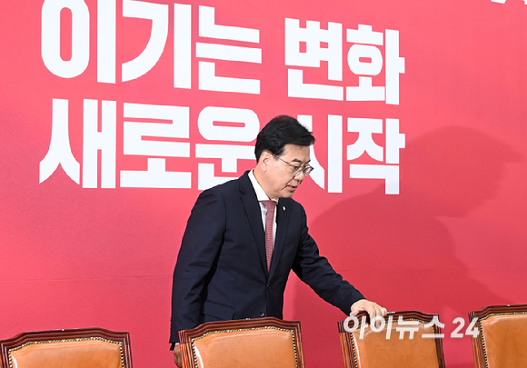 송언석 국민의힘 원내대표가 26일 서울 여의도 국회에서 열린 최고위원회의에 참석하고 있다. [사진=곽영래 기자]