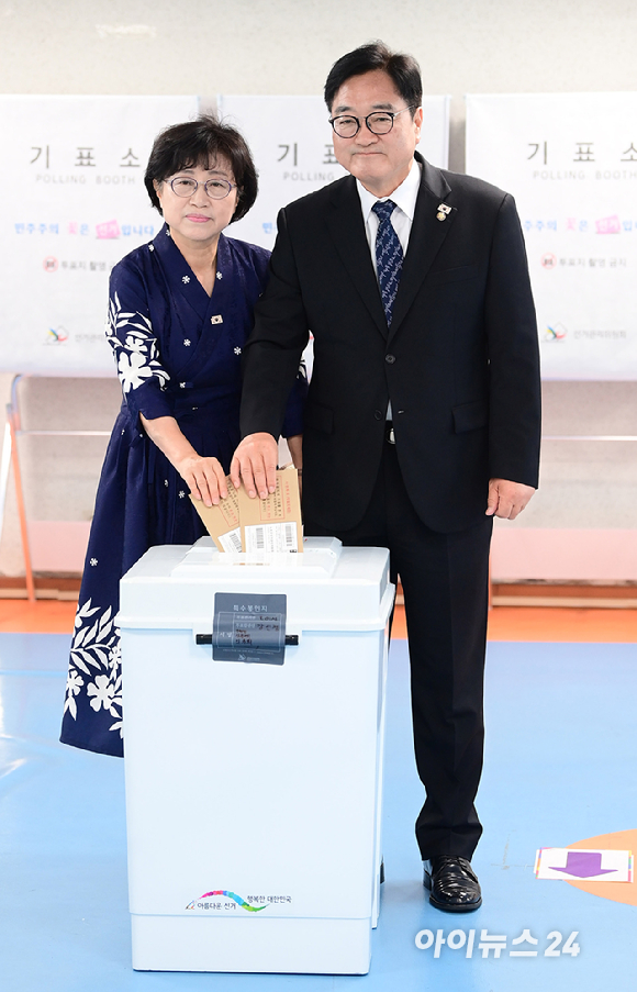 제9회 전국동시지방선거 사전투표 첫날인 29일 오전 서울 용산구 한남동 주민센터에 마련된 사전투표소에서 우원식 국회의장이 부인 신혜경 씨가 투표를 하고 있다. [사진=정소희 기자]