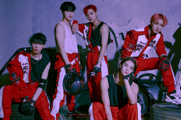 CIX(BX, 승훈, 배진영, 용희, 현석)는 새 미니앨범 '오케이 에피소드 1 : 오케이 낫)' 단체 이미지 [사진=C9엔터테인먼트]