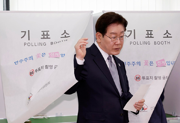 이재명 대통령이 제9회 전국동시지방선거 사전투표 첫날인 29일 서울 종로구 삼청동 주민센터에 마련된 사전투표소에서 투표를 마친 뒤 기표소에서 나오고 있다. 2026.5.29 [청와대통신사진기자단] [사진=연합뉴스]