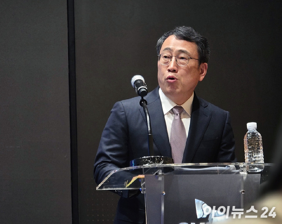 유영상 SK텔레콤 대표가 4일 오후 SK텔레콤 본사 T타워 4층 수펙스홀에서 긴급 기자간담회를 열고 사이버 침해사고에 대한 회사 입장, 향후 계획 등을 발표하고 있다. [사진=안세준 기자]