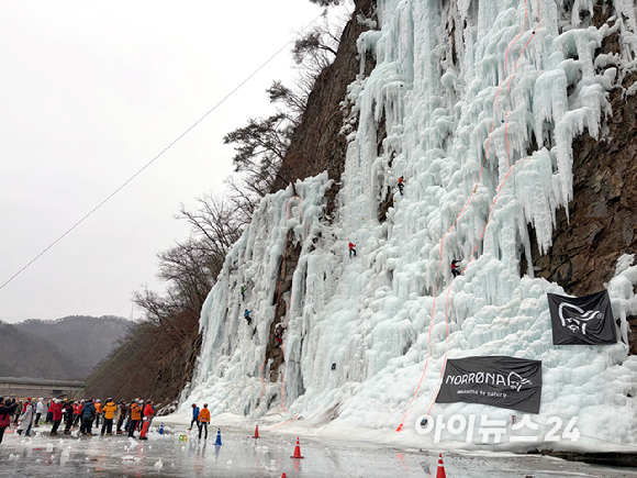 원주시산악연맹 한국판대아이스파크운영위원회가 주최하고 원주시산악연맹이 주관한 '제3회 전국 아이스클라이밍 페스티벌'이 코오롱등산학교, 리더스, 한국산악회 등 전국 15개팀이 참가한 가운데 22일 강원도 원주시 지정면 지정리 194 판대아이스파크에서 성대하게 열렸다. 경기에 참가한 선수들이 빙벽을 오르고 있다. [사진=정소희 기자]