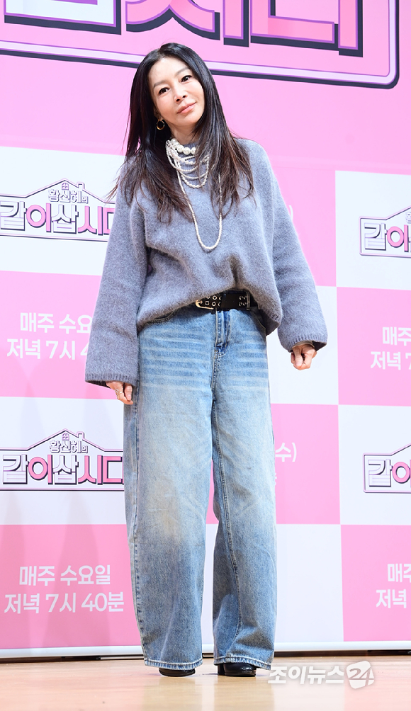 배우 황신혜가 6일 오전 서울 영등포구 여의도 KBS 아트홀에서 진행된 KBS 1TV '황신혜의 같이 삽시다' 제작발표회에 참석하고 있다. [사진=정소희 기자]