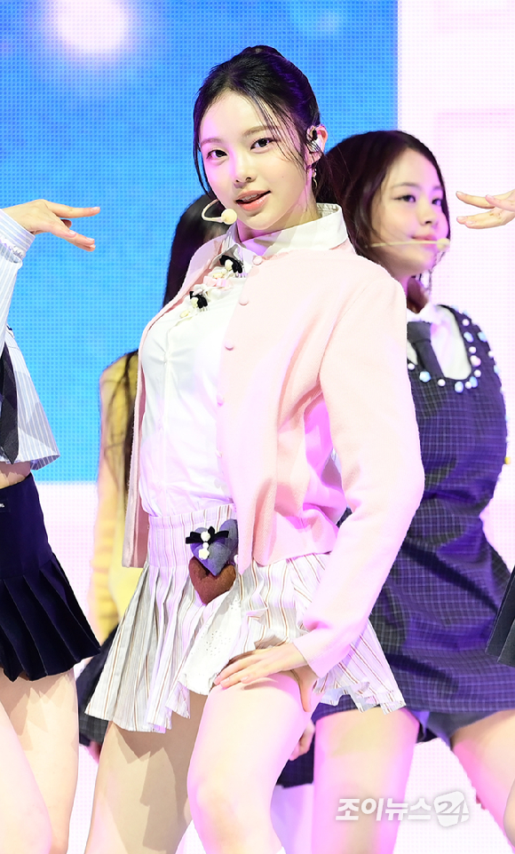 그룹 하츠투하츠 이안이 24일 오후 서울 광진구 예스24라이브홀에서 열린 하츠투하츠(Hearts2Hearts) 첫 번째 싱글앨범 '더 체이스' 발매 기념 쇼케이스에서 데뷔곡 '더 체이스' 무대를 선보이고 있다. [사진=정소희 기자]