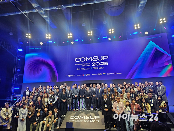 한성숙 중소벤처기업부 장관을 비롯한 참가자들이 10일 서울 코엑스에서 열린 컴업 2025 개막식에서 기념 촬영을 하고 있다. [사진=설재윤 기자]