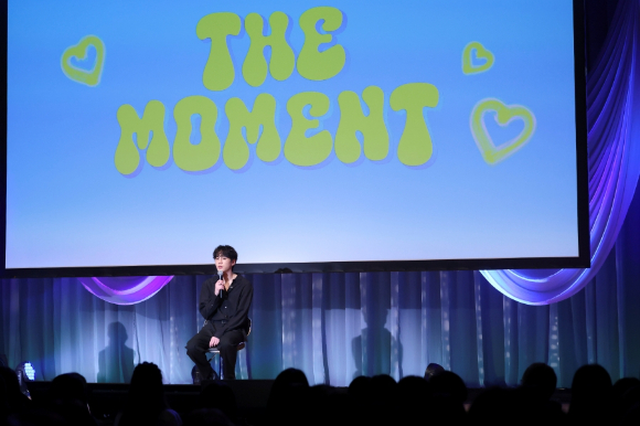 배우 이준영이 일본 단독 팬미팅 '더 모멘트(THE MOMENT)'에서 팬들을 만나고 있다. [사진=빌리언스]