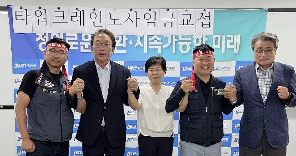 왼쪽부터 한국노총 타워크레인 조종사노동조합 김경수 위원장, 박승흡 전태일재단 이사장, 대한민국건설똑바로범국민대책위원회 공동대표 임미령 L-ESG평가연구원 부이사장, 민주노총 건설노조 타워크레인 분과위원회 최동주 위원장, 타워크레인안전협회 이창수 이사장. 2026.5.31 [사진=연합뉴스]