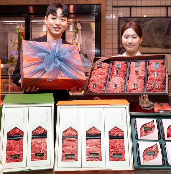 모델들이 현대백화점에서 2026년 설 한우 선물세트를 소개하고 있다. [사진=현대백화점]