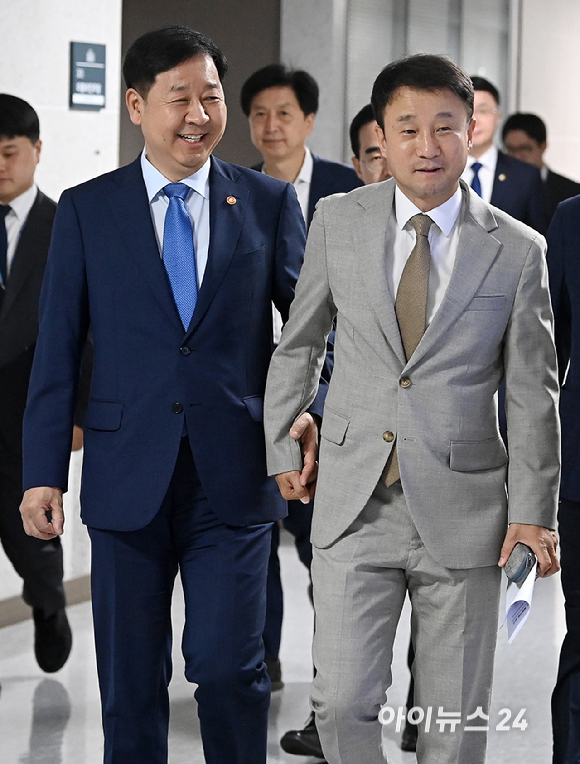 더불어민주당 한병도 대표 직무대행 겸 원내대표, 구윤철 부총리 겸 재정경제부 장관, 김성환 기후에너지환경부 장관 등이 13일 서울 여의도 국회에서 열린 2026 하반기 경제성장전략 당정협의에 참석하고 있다. [사진=곽영래 기자]