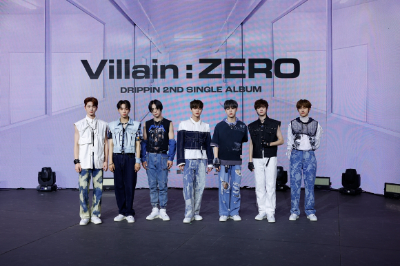 그룹 드리핀이 15일 서울 용산구 블루스퀘어 마스터카드홀에서 열린 두번째 싱글 '빌런 : 제로' 발매 기념 온라인 쇼케이스에서 포즈를 취하고 있다. [사진=울림엔터테인먼트]