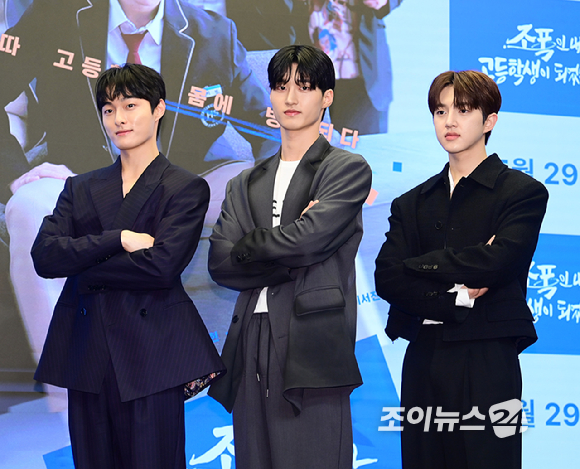 배우 윤찬영-주윤찬-봉재현이 27일 오후 서울 마포구 상암동 스탠포드호텔에서 열린 웨이브(Wavve), 티빙, 왓챠 드라마 '조폭인 내가 고등학생이 되었습니다'(이하 '조폭고') 제작발표회에 참석하고 있다. [사진=정소희 기자]