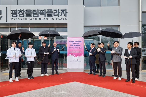 23일 평창올림픽플라자에서 열린 IBSF(국제봅슬레이스켈레톤연맹) 아카데미 개소식 현판 제막식에서 참석자들이 기념촬영을 하고 있다. [사진=2018평창기념재단]