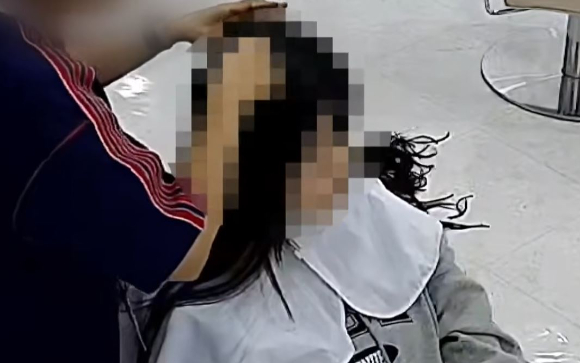 서울 한 미용실에서 60만원 상당의 붙임머리 시술을 받은 손님이 비용을 지불하지 않은 채 홀연히 사라지는 일이 발생했다. 사진은 시술을 받고 있는 손님 B씨. [사진=JTBC 사건반장 방송화면 캡처]