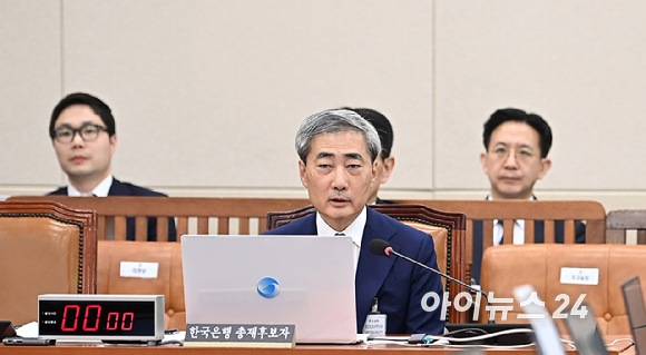 신현송 한국은행 총재 후보자가 15일 서울 여의도 국회 재정경제기획위원회에서 열린 인사청문회에서 질의에 답변하고 있다. [사진=곽영래 기자]