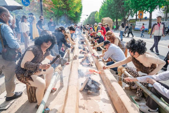 강동선사문화축제가 오는 17일부터 19일까지 서울 암사동 유적에서 열린다. 사진은 강동선사문화축제의 프로그램 중 하나인 '선사 바비큐 체험'이 진행되고 있는 모습. [사진=강동구]