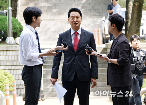 여론조사비 대납 의혹으로 기소된 오세훈 서울시장이 17일 서울 서초구 서울중앙지방법원에서 열린 결심공판에 출석하며 입장을 밝히고 있다. [사진=사진공동취재단 ]